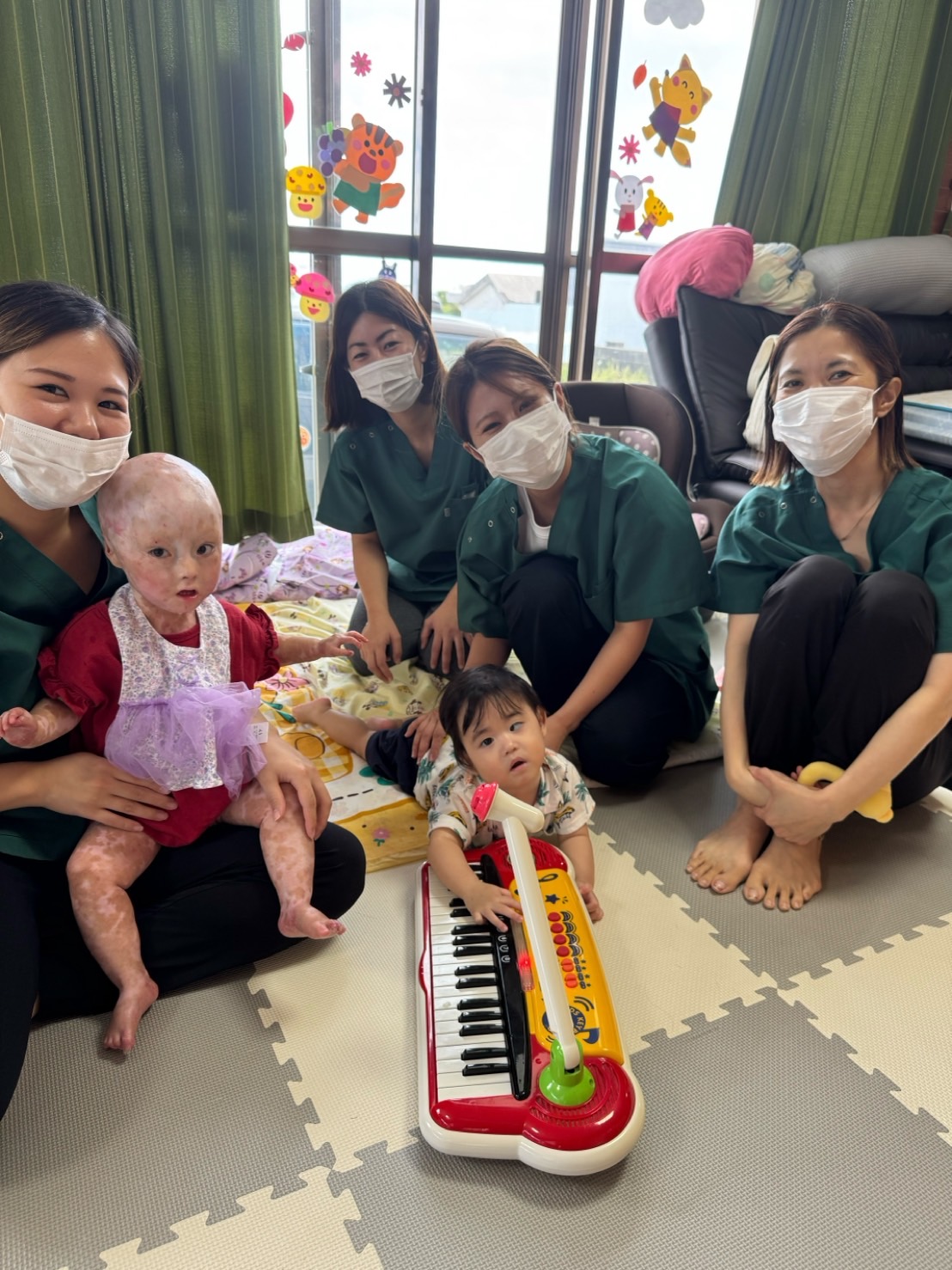 スタッフと子どもたちの療育の様子